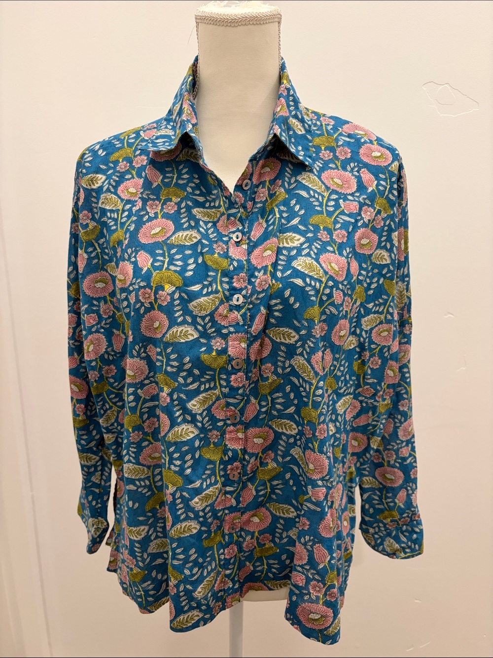 NATURAL LIFE Teal Blue Floral Button-Down Shirt. 100% Cotton. Shell buttons. EUC